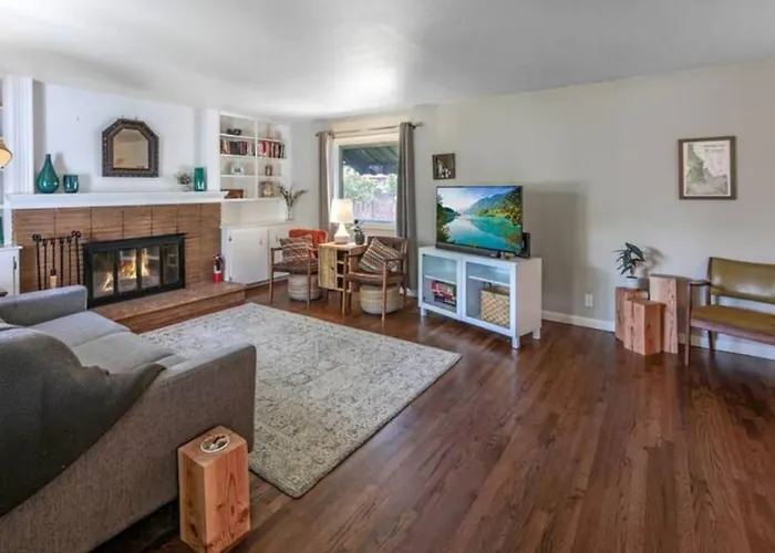 Celebration Chalet: Cozy BSU-Adjacent Pet-Friendly Retreat