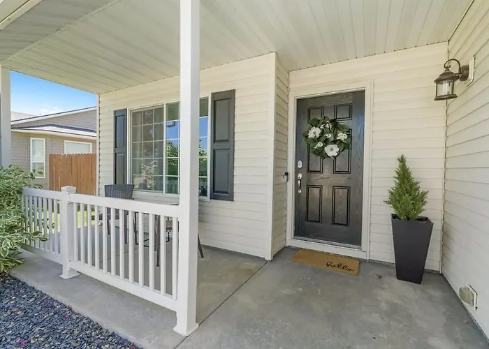 Caldwell Lux Getaway! Large Family Friendly Home